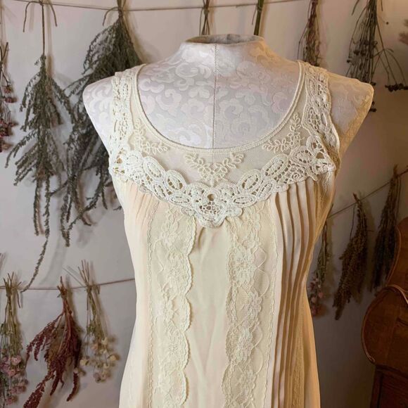 Blu Pepper NWT Pale Yellow Lace Slip Dress Tie Waist Keyhole Large - Picture 3 of 12